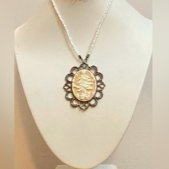 NEW Christmas Cameo pendant necklace - Picture 4 of 5